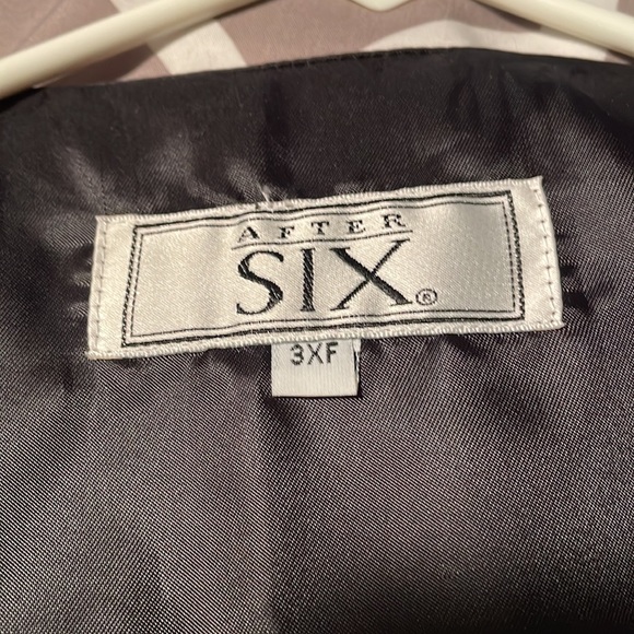 Men’s Vest - Picture 2 of 3